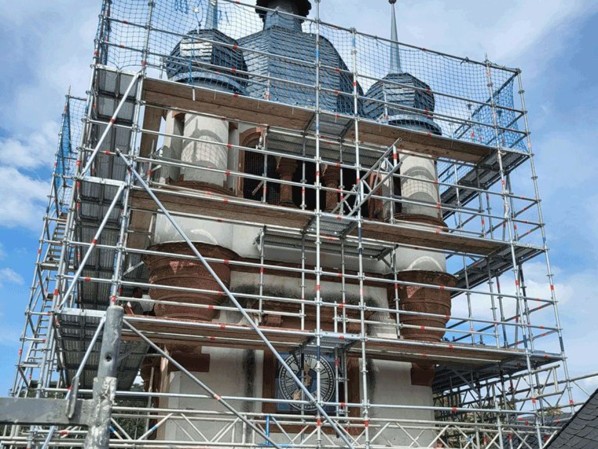 Gebäude in Sanierungsgerüst 2